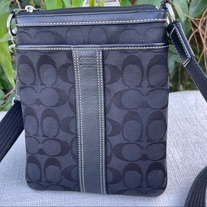 COACH SIGNATURE JACQUARD CROSSBODY USED ONCE.